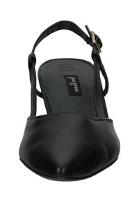 Čierna kožená slingback obuv s špicatou špičkou, minimalistickým dizajnom a tenkým pásikom okolo členka s pozlátenými detailmi.