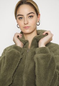 Pieces PCCARLI ZIP HOODIE - Casaco polar - deep lichen green