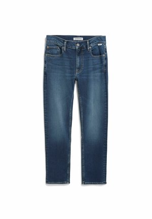 Donkere blauwe spijkerbroek met een rechte pijp, vijf zakken en subtiele vervaging op de dijen. Voorzien van metalen ritssluiting en knoopsluiting.