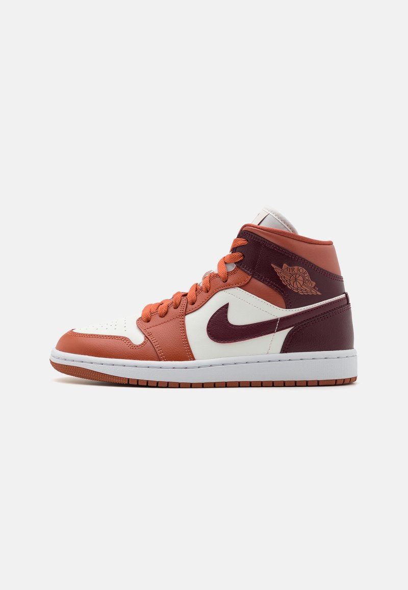 Baskets montantes Air Jordan en blanc, orange brûlé et bordeaux foncé avec le swoosh Nike et le logo ailes Air Jordan sur le côté.