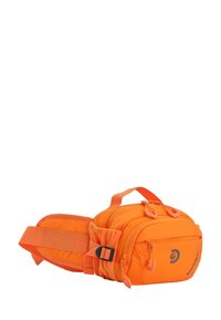 Riñonera naranja hecha de un tejido duradero, con varios bolsillos con cremallera, una correa ajustable y un diseño acolchado para mayor comodidad.