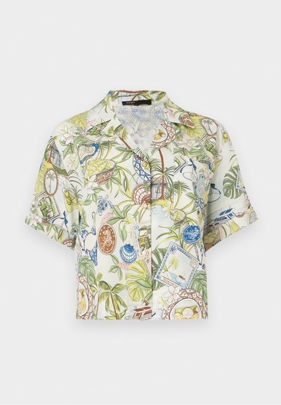 Κοντομάνικο πουκάμισο με κουμπιά και τροπικό μοτίβο που περιλαμβάνει φοίνικες, κοχύλια, γραμματόσημα και νοσταλγικά ταξιδιωτικά θέματα σε ανοιχτό ύφασμα.