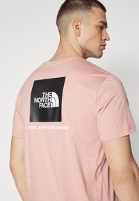 The North Face M SS BOX NSE TEE - Majica kratkih rukava s printom - rose tan/black