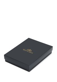 Czarne prostokątne pudełko o matowym wykończeniu, z złotym logo i ozdobnym wzorem na górze. Zamknięte, z gładką teksturą.