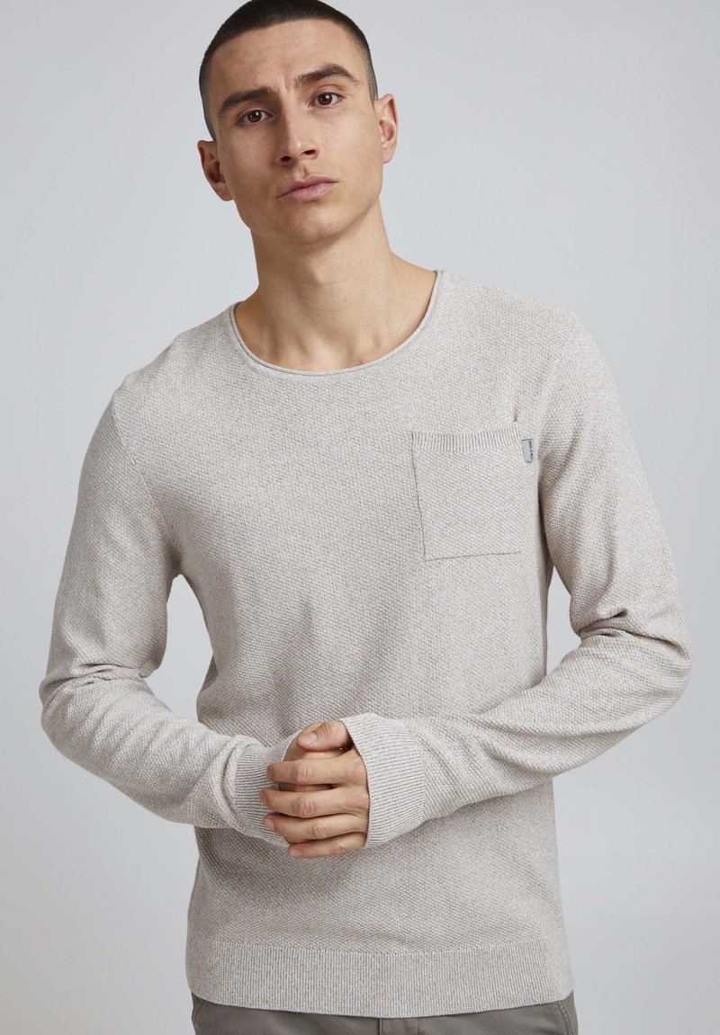 Helehall tekstureeritud pikakä Sleeve-särk, millel on ümmargune kaelus ja rindkere tasku. Pehme kudum materjal koos ribakujuliste mansettide ja äärtega.