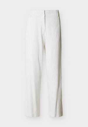 Fehér nadrág függőleges szürke csíkkal, egyenes szabással és szabott derékrésszel. Könnyű anyag sima textúrával.