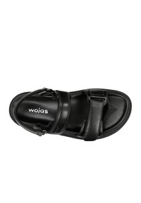 Sandalo in pelle nera con due cinghie regolabili e suola testurizzata. Presenta un logo sulla soletta e accessori metallici per le regolazioni.