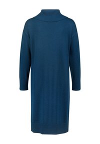 Robe en maille bleue à manches longues avec un col roulé côtelé haut et des poignets ainsi qu'un ourlet côtelés, vue de dos.