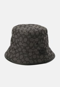 Cappello a secchiello nero realizzato in tessuto a fantasia con disegni circolari sovrapposti; presenta una visiera cucita e un'etichetta con logo laterale.
