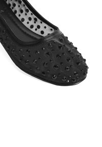 Schwarzer, strukturierten Stoff Ballerina mit runder Zehenpartie, verziert mit glänzenden schwarzen Perlen und einem transparenten gepunkteten Overlay um den Ausschnitt.