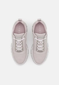 Sneakers grigio chiaro con logo in rilievo e motivi floreali, punta rotonda, lacci bianchi a contrasto e suola in gomma per trazione.
