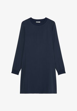 Mornarsko plava haljina dugih rukava, s okruglim izrezom, glatkom teksturom i ravnim siluetom s rebrastim manžetama. Nema vidljivih uzoraka.