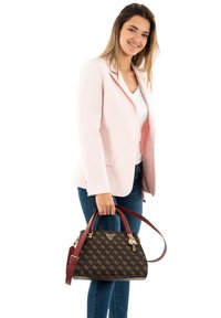 Borsa a tracolla marrone con motivo, dalla forma strutturata e con manici rossi; presenta accessori in oro e un design con logo distintivo.