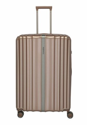 Hartschaliger Metallic-Koffer in Roségold mit vertikalen Rippen, ausziehbarem Griff und vier Drehrollen.