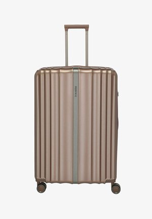 Maleta metálica rosa dorado de carcasa rígida con relieves verticales, asa retráctil y cuatro ruedas giratorias.