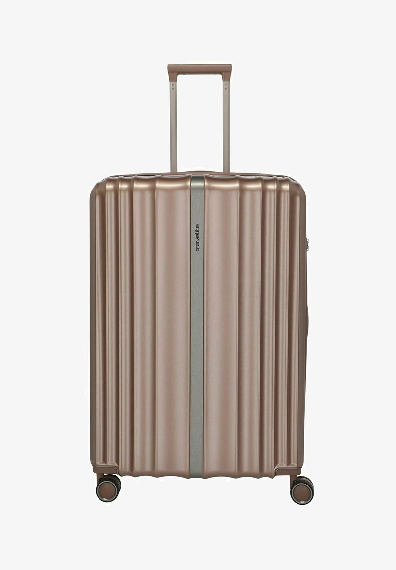 Maleta metálica rosa dorado de carcasa rígida con relieves verticales, asa retráctil y cuatro ruedas giratorias.