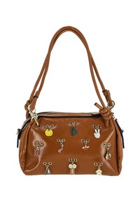 Barna bőrből készült kézitáska k�ét vállpánttal, különféle díszítő charmokkal és cipzáras záródással. Simaságú tapintású, fényes felülettel.