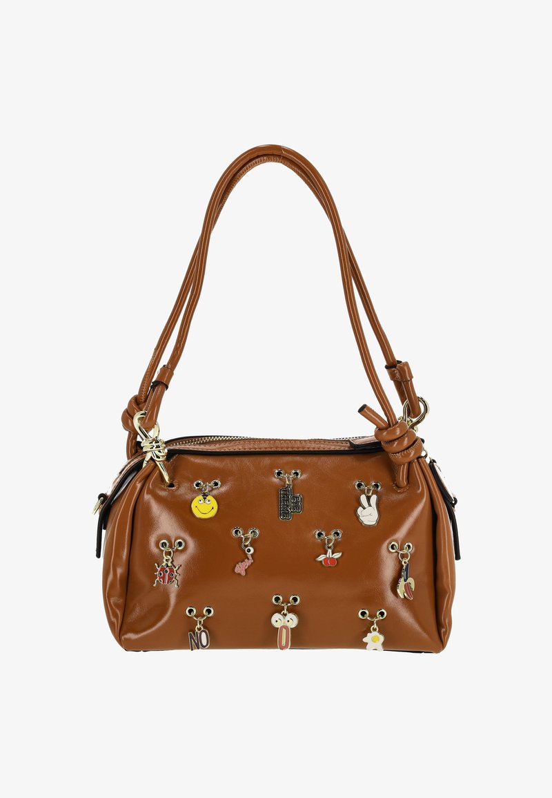Hnědá kožená kabelka se dvěma ramenními popruhy, zdobená různými dekorativními přívěsky a zipovým uzávěrem. Hladká textura s lesklým povrchem.