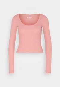 Långärmad, åtsittande topp i mjukt, ribbat tyg i ljusrosa med en bred scoopedekolletage och en något utsvängd nederkant.