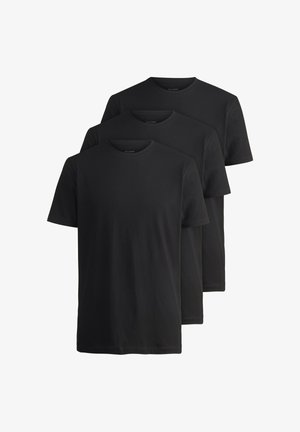 Drie zwarte t-shirts met korte mouwen gestapeld. Gemaakt van katoen, met een ronde halslijn en een eenvoudig ontwerp zonder patronen of accenten.