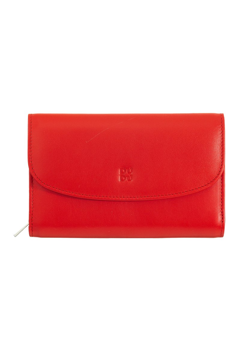 Portafoglio in pelle rossa con chiusura a patta, caratterizzato da un logo impresso in modo sottile. Texture liscia, forma rettangolare. Dettaglio con zip sul lato.