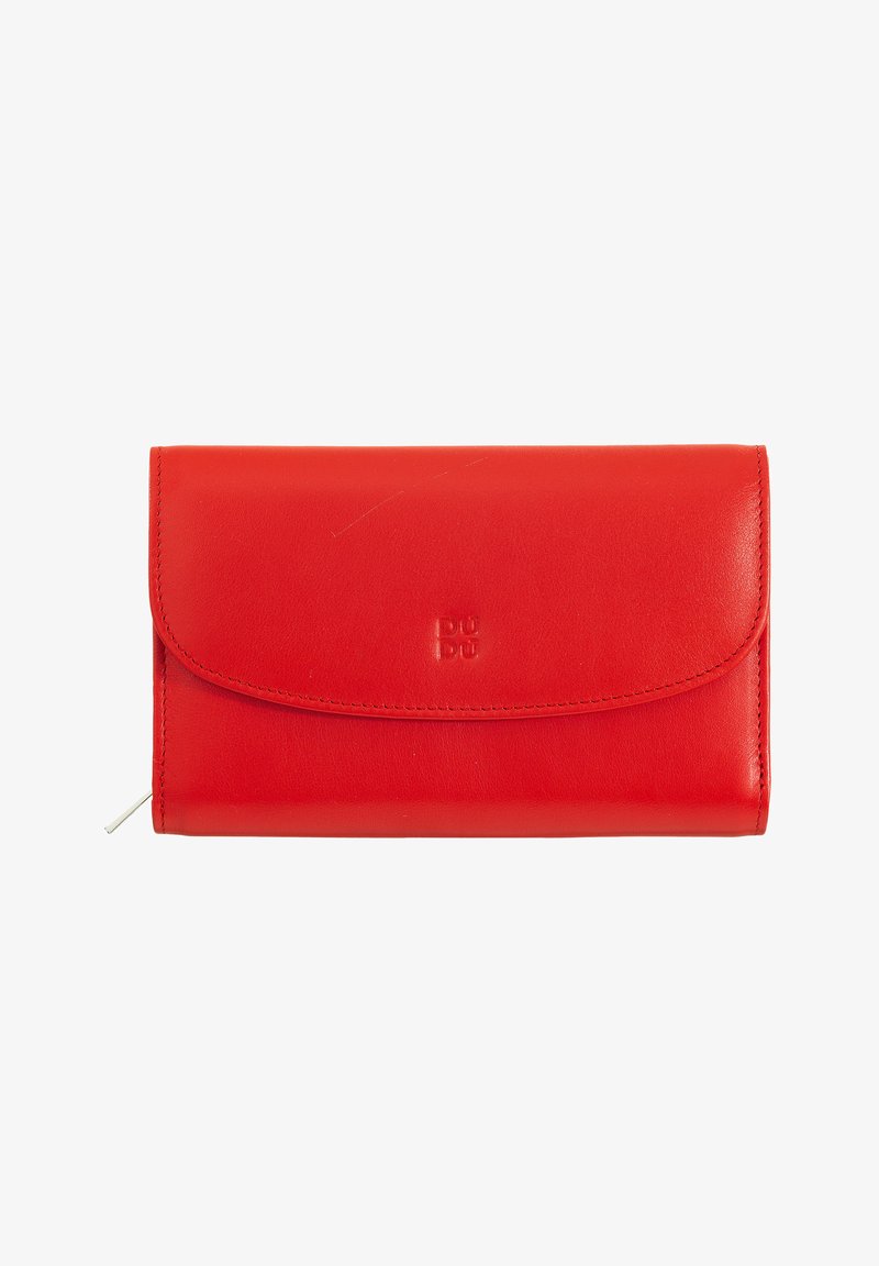 Portafoglio in pelle rossa con chiusura a patta, caratterizzato da un logo impresso in modo sottile. Texture liscia, forma rettangolare. Dettaglio con zip sul lato.