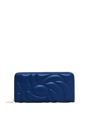 Portefeuille en cuir bleu avec un motif floral en relief, de forme rectangulaire, fermeture éclair et texture lisse.