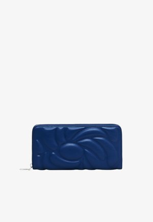 Portefeuille en cuir bleu avec un motif floral en relief, de forme rectangulaire, fermeture éclair et texture lisse.