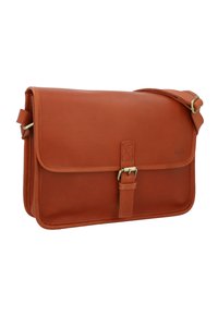 Brun læder messenger taske med en flad form, der har en frontklap, justerbar strop og metalspænde detaljer. Glat tekstur og minimalistisk design.