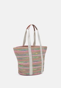 Sac fourre-tout tissé avec des rayures multicolores, des poignées en tissu blanc, et une forme large et ouverte avec un léger rétrécissement vers la base.