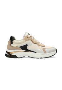 Sneaker con tomaia in suede beige e tessuto, accenti neri, dettagli dorati, chiusura con lacci e una spessa suola bianca e nera.