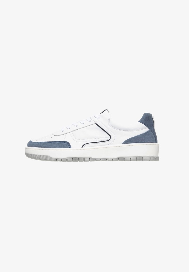 Baskets basses blanches avec semelle grise claire et accents en daim bleu sur l'avant-pied et le talon, sur fond blanc.