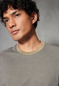 Next GEO PATTERN  - REGULAR FIT - Tričko s potlačou - neutral
