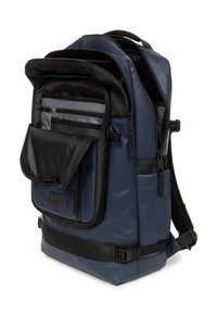 Marineblauwe rugzak met een gestructureerde afwerking, meerdere ritscompartimenten en verstelbare schouderbanden. Beschikt over zwarte accenten en een stevige basis.
