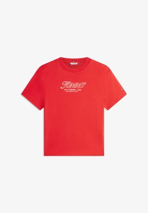 Rød bomulls-T-skjorte med et hvitt logotrykk som leser "TOMMY HILFIGER CO." på forsiden, med rund hals og korte ermer.