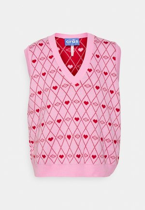 Roze mouwloze trui met V-hals, met een ruitpatroon en kleine rode hartjes. Ribgebreide afwerking bij de hals en onderkant.