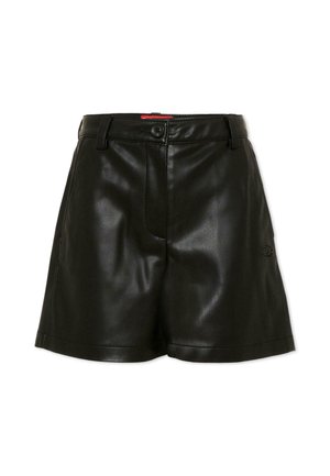 Shorts noirs en similicuir avec passants de ceinture, fermeture à boutons et logo embossé subtil sur la jambe droite.