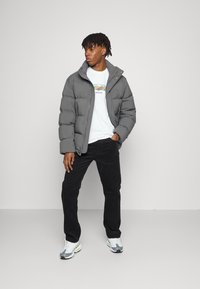 Dr.Denim DASH - Calças de ganga de perna direita - black cord