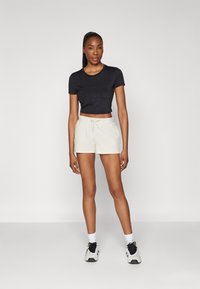ONLY Play ONPPERFORMANCE SHORTS - Sporta šorti - pumice stone