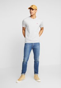 Levi's® THE ORIGINAL TEE - Camiseta estampada - patch medium grey heather embroidery