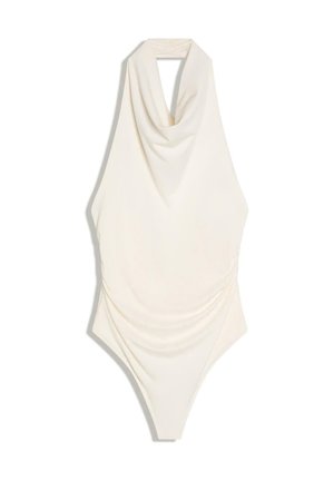 Krém színű ujjatlan body áthajtott, meghajtott nyakkivágással és ráncolt oldalrésszel, fehér háttér előtt bemutatva.