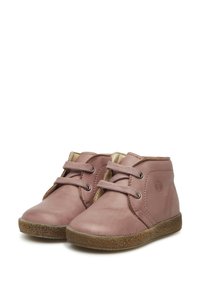 Botas de tobillo de cuero rosa con punta redonda, forro beige y cierre con cordones en la parte delantera. Suela de goma texturizada para proporcionar agarre. Detalle de costura simple en los laterales.
