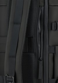 Zaino nero con un pannello posteriore in rete testurizzata, multiple cerniere e spallacci regolabili, progettato per funzionalità e resistenza.