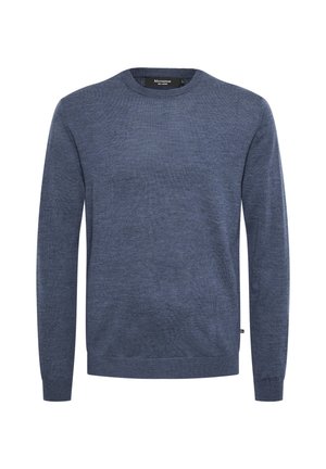 Un pull à col rond bleu, fabriqué en tissu tricot doux, dispose de manches longues et d'un ourlet côtelé. Fini texturé avec une légère variation de teinte.