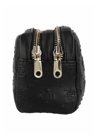 Borsa in pelle nera con texture, zip dorate e motivi floreali in rilievo sulla superficie. Forma compatta con un design a cima arrotondata.