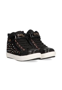 Zapatillas altas negras con parte superior de lienzo, puntera de goma y tachuelas decorativas de varios colores. Presenta una correa lateral y cordones.