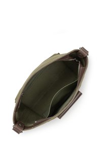 Borsa tote in tela verde oliva con eleganti accenti in pelle marrone, chiusura con zip e un ampio interno dotato di tasca piatta e foderato in tessuto.