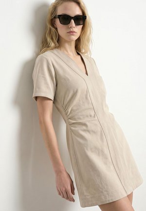 HYPEDROP, Short HDISABELLA GATHERED CARGO - Robe en jean - parchment