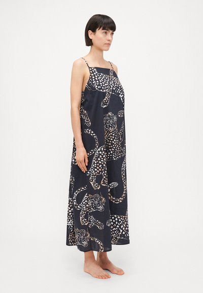 Svart maxi-kjole med leopardmønster. Justerbare tynne stropper, løs passform, myk stoff med varierende leoparddesign i lyse toner.