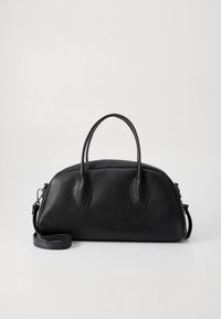 Sac à main en cuir noir avec une forme incurvée, deux poignées courtes et une bandoulière réglable. Présente une texture lisse et une quincaillerie minimale.